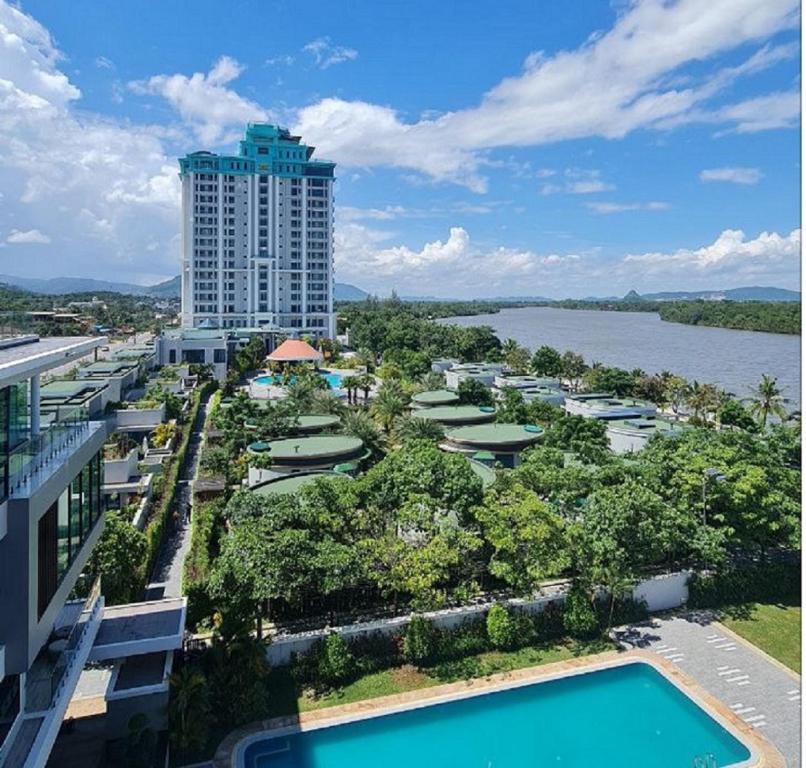 贡布Castle Bayview Resort & Spa的享有带游泳池和大楼的度假村景色