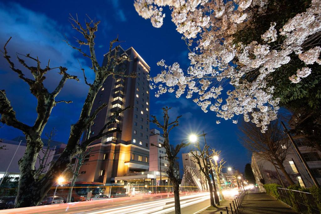 长野Kokusai 21 International Hotel的一条晚上有高楼城市街道