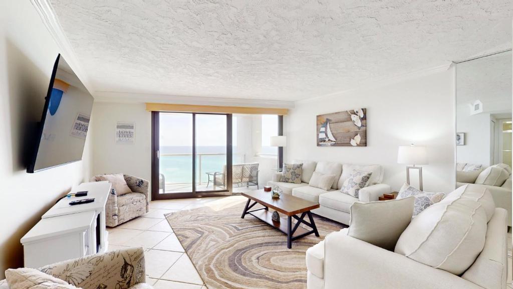 德斯坦Beachside II 4333的客厅配有白色家具,享有海景。