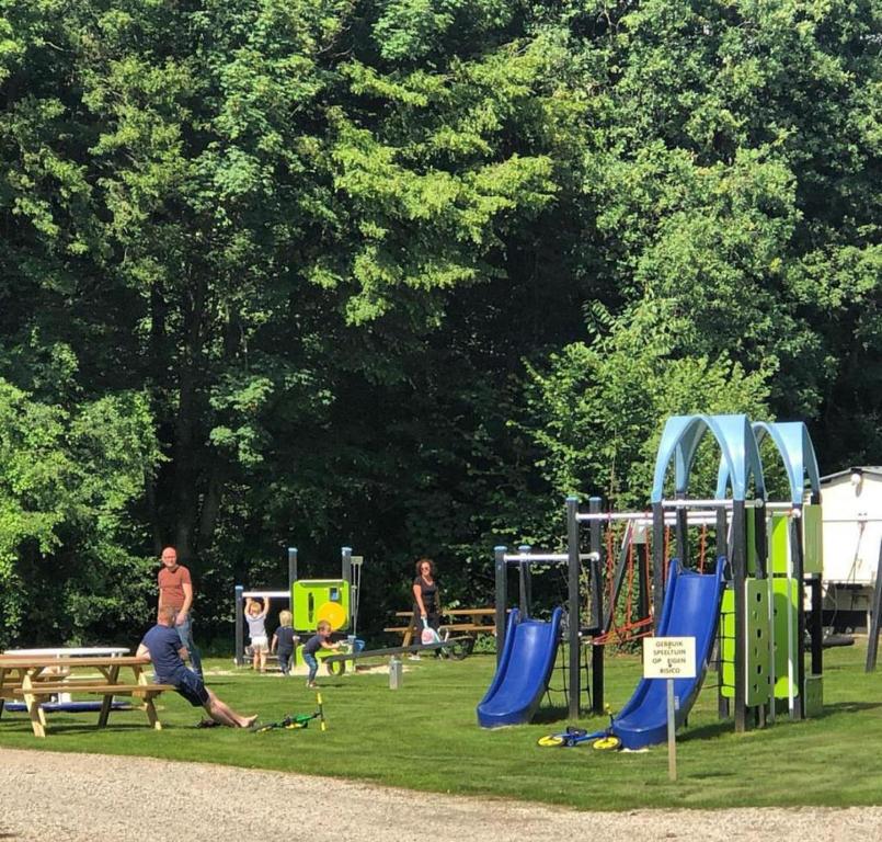 GuelleCamping de Boskant的公园里有人在游乐场上玩耍