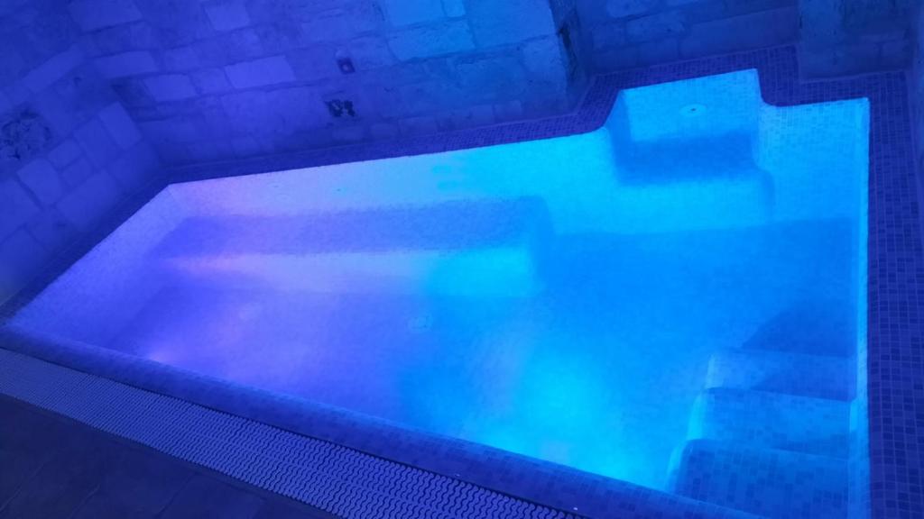 阿尔贝罗贝洛Trulli e Puglia Luxury Suite的蓝色的水的大型游泳池