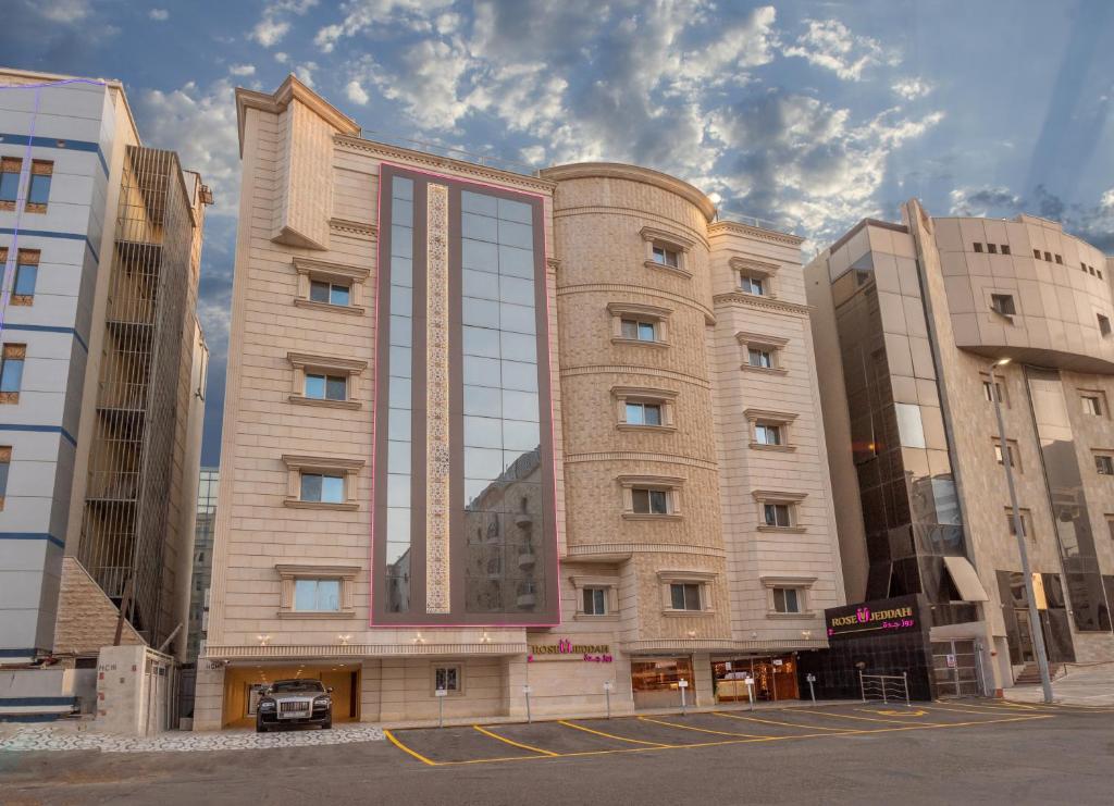 吉达فندق روز جدة 2的一座拥有许多窗户的大型建筑