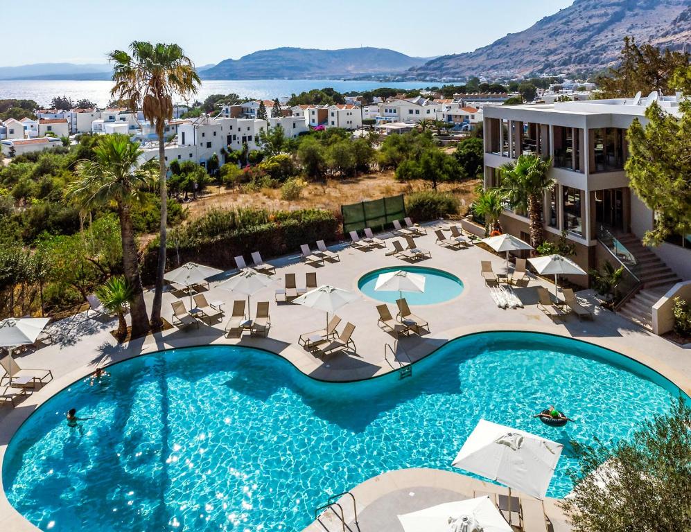 佩基罗德White Olive Premium Lindos的享有度假村游泳池的顶部景致
