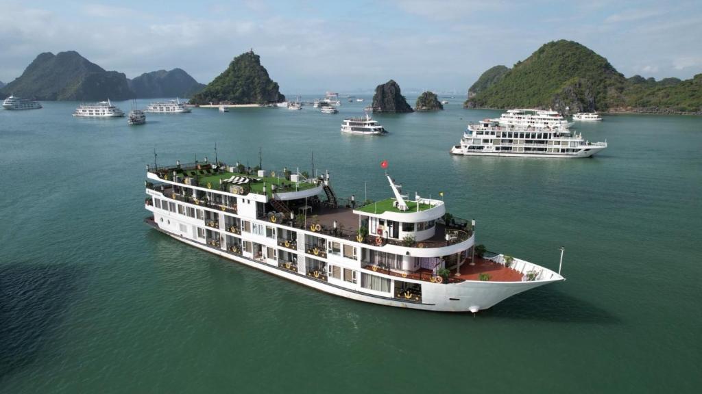 下龙湾La Renta Premium Cruise的与其他船只一起在水中航行的游轮