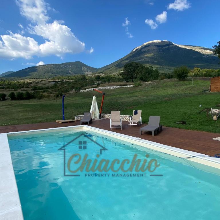 CollepardoVilla La Macchia的山景游泳池