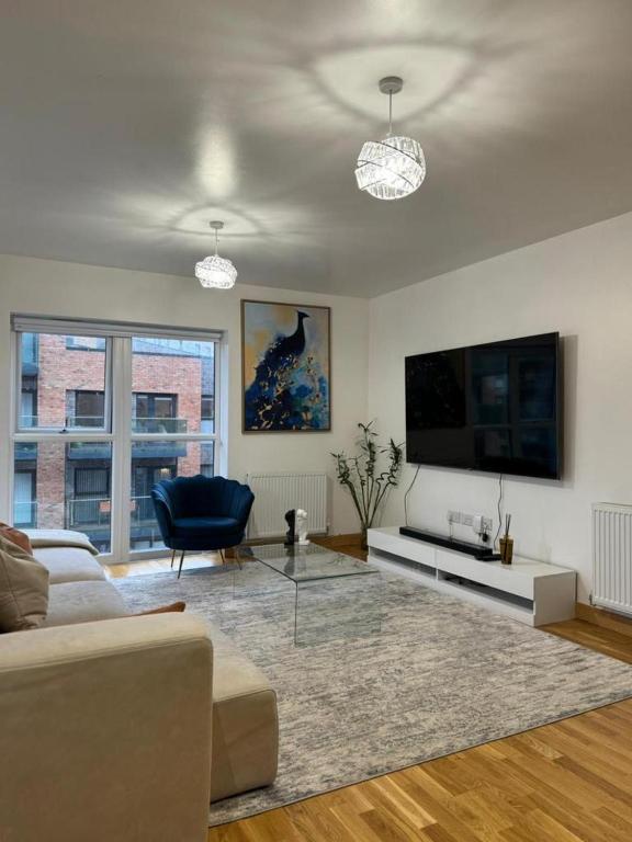 达特福德Stunning 2-Bed Apartment in Dartford的带沙发和平面电视的客厅