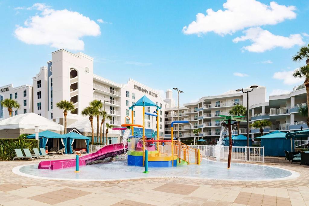 奥兰多Embassy Suites by Hilton Orlando Lake Buena Vista Resort的一个带滑梯的游乐场和一个水上公园