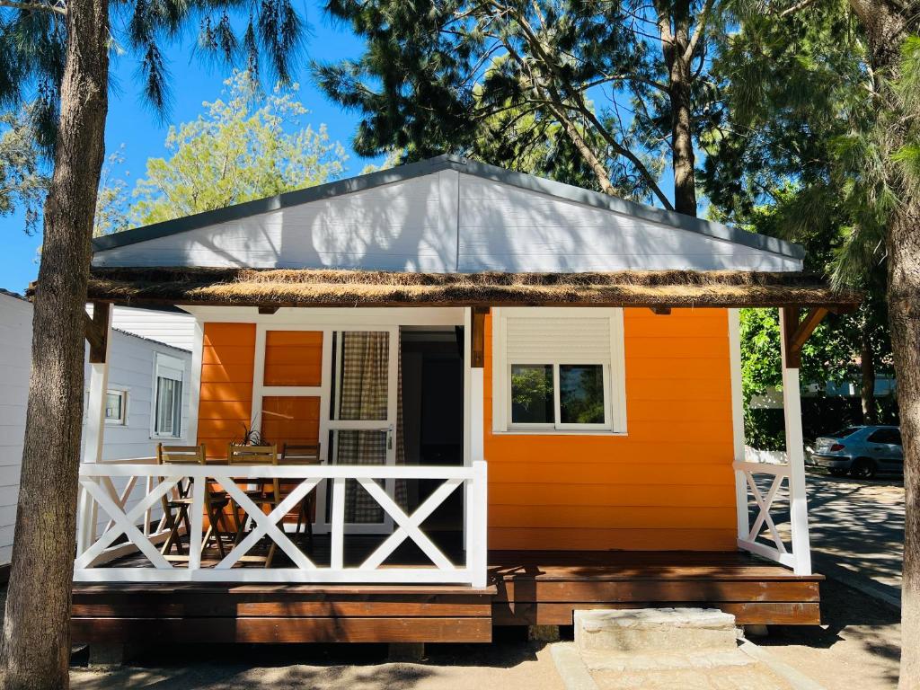 塔里法帕洛玛露营酒店的一间拥有橙色和白色外墙的小房子