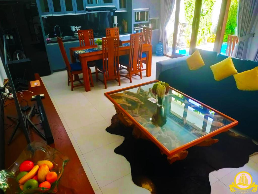 沙努尔3Bedroom Villa Kepiting Sanur的客厅配有桌子和蓝色沙发