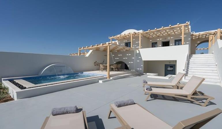Agia ParaskeviBeautiful Santorini Villa - 3 Bedroom Villa - Private Jacuzzi and Charismatic Interior - Vothonas的别墅 - 带游泳池和一些椅子