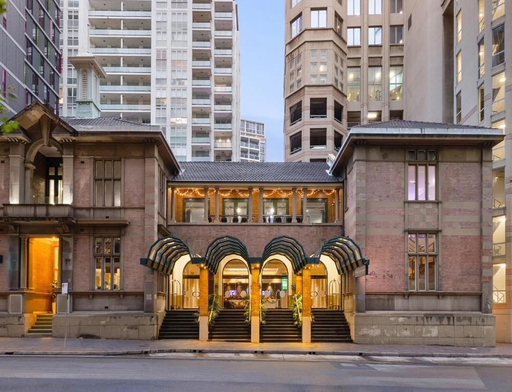 悉尼Sydney Central Hotel Managed by The Ascott Limited的城市街道上一座高楼建筑