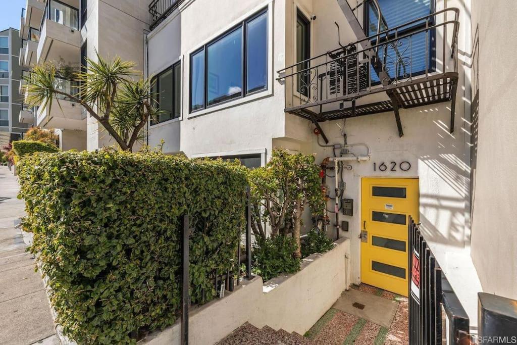 旧金山Charming apt in Pacific Heights的街道上一扇黄色门的建筑