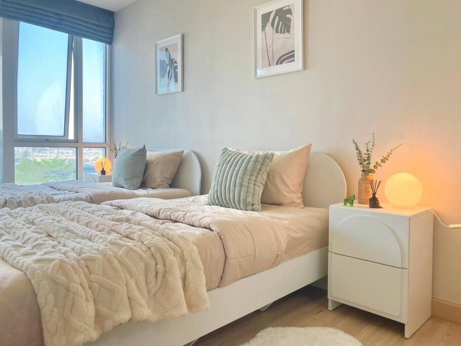 北革3 Beds: Wifi,Washer,LTAT,Impact的白色卧室配有床和沙发