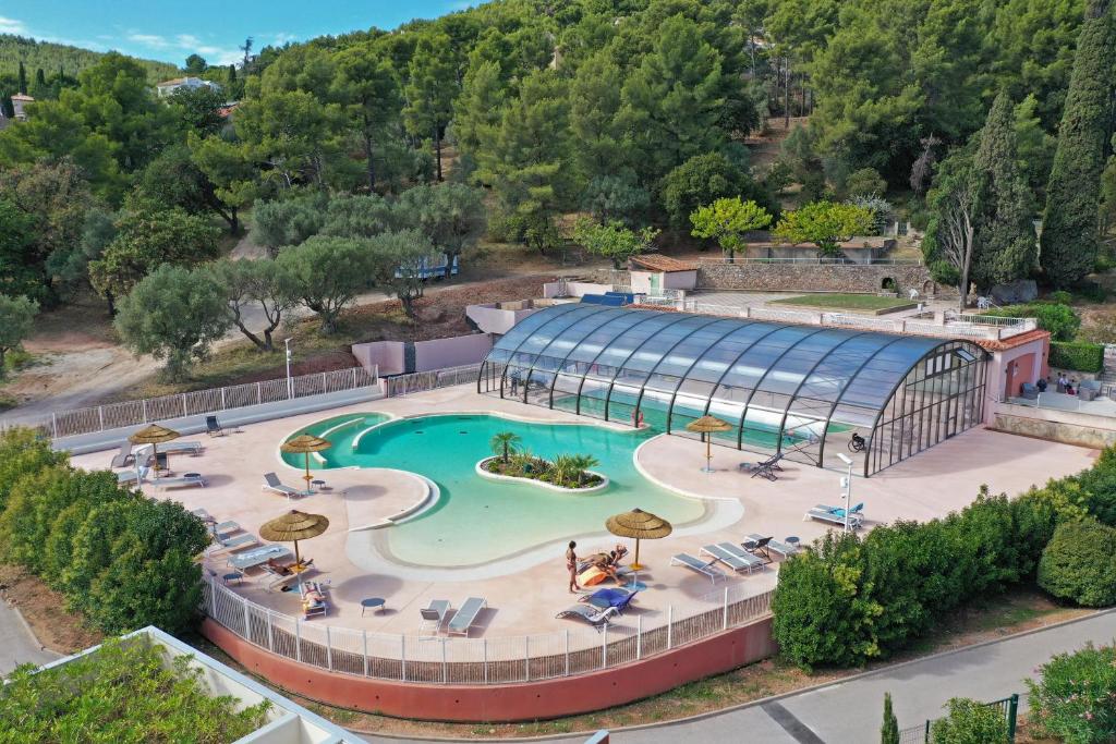 拉瓦雷特迪瓦尔Domaine des Gueules Cassees的享有度假村游泳池的顶部景致