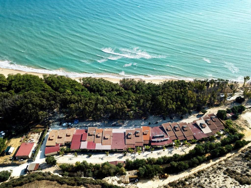 蒙塔莱格罗Eraclea Minoa Village的海滩旁的度假胜地的空中景致