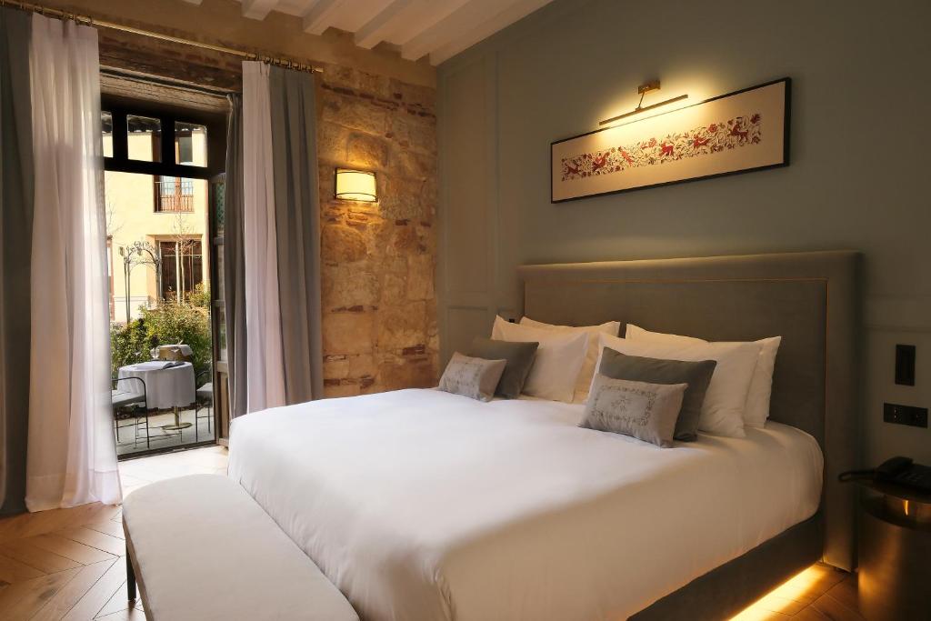 萨拉曼卡Eunice Hotel Gastronómico的一间卧室设有两张白色的床和窗户
