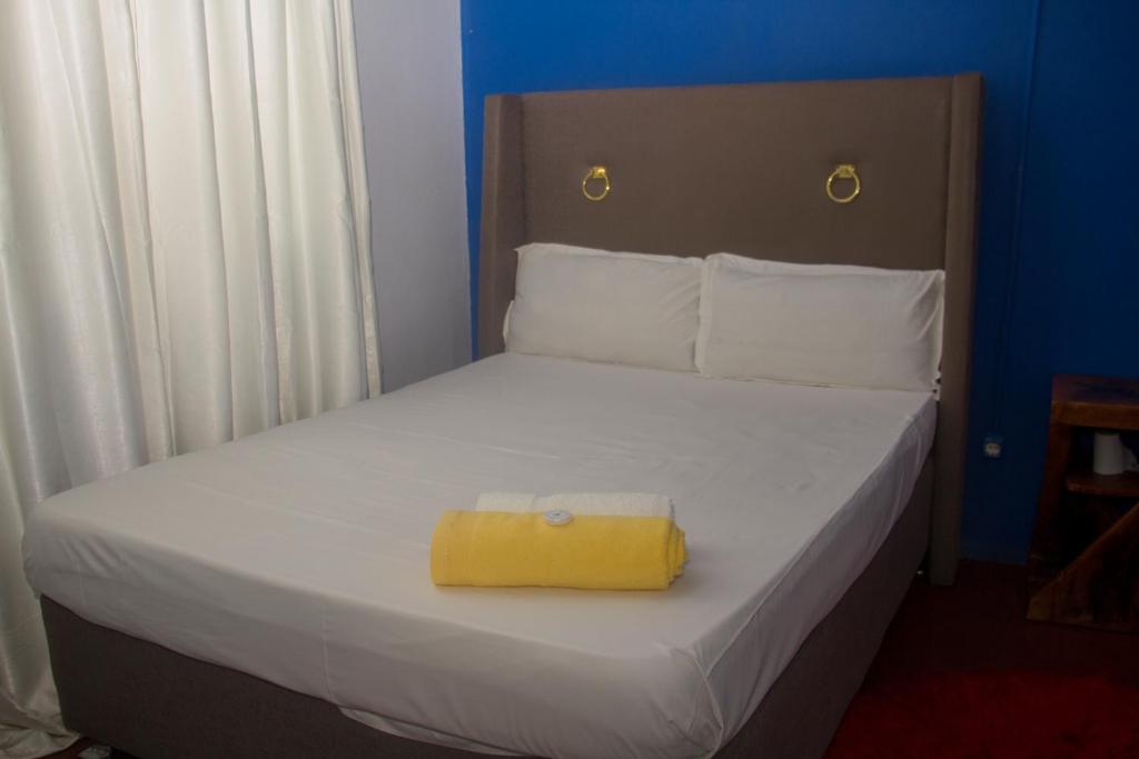 马普托Platina House的一间卧室配有一张黄色盒子的床