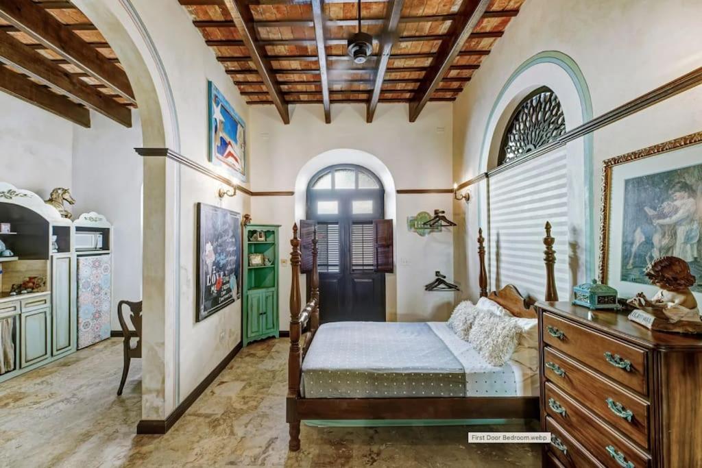 圣胡安Charming Retreat in Old San Juan的一间卧室配有一张床和一个木制梳妆台