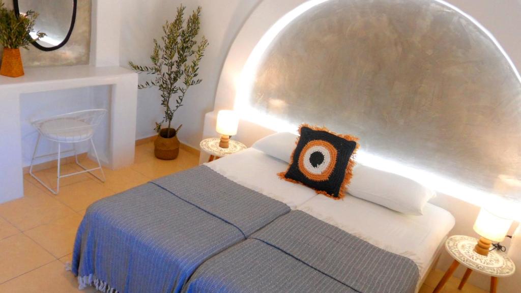 阿林达Apartments & Suites Papafotis的一间卧室配有一张大床和两盏灯。