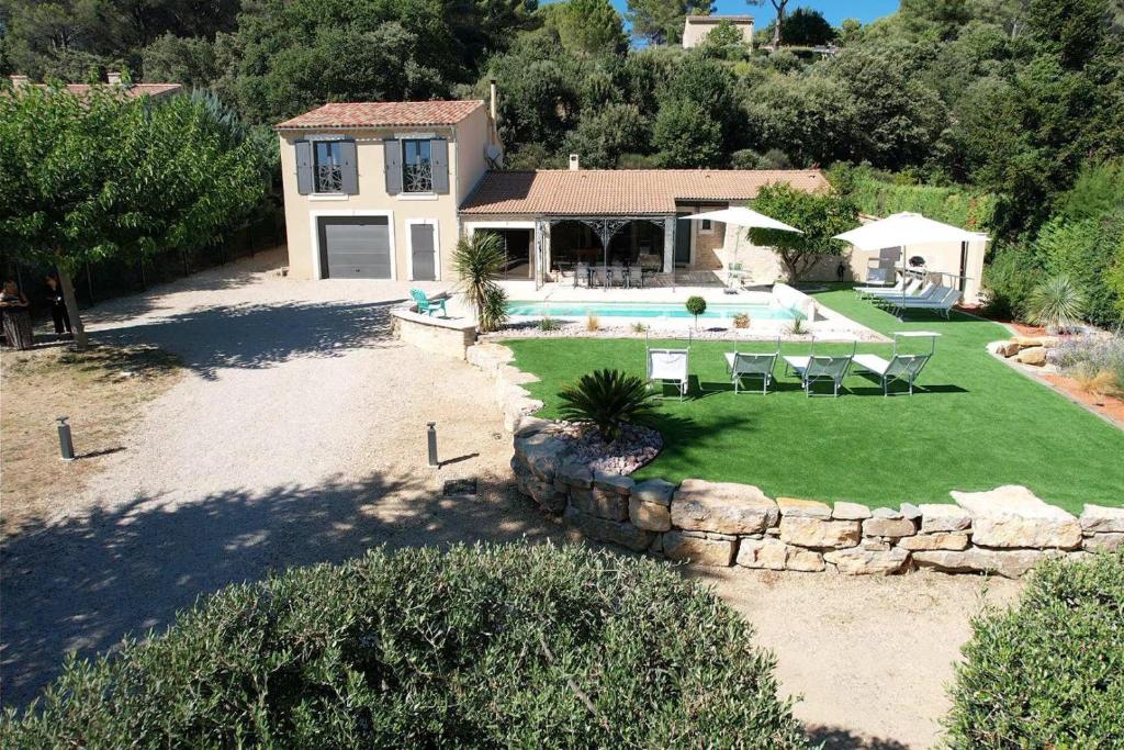 Pugetvery beautiful villa with private pool in the luberon enjoying a magnificent view of the durance valley, located in puget – 10 people.的享有带游泳池的房屋的空中景致