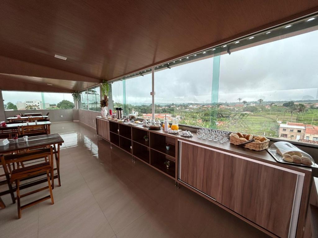 IbiapinaHotel Carvalho的带大窗户长台的厨房