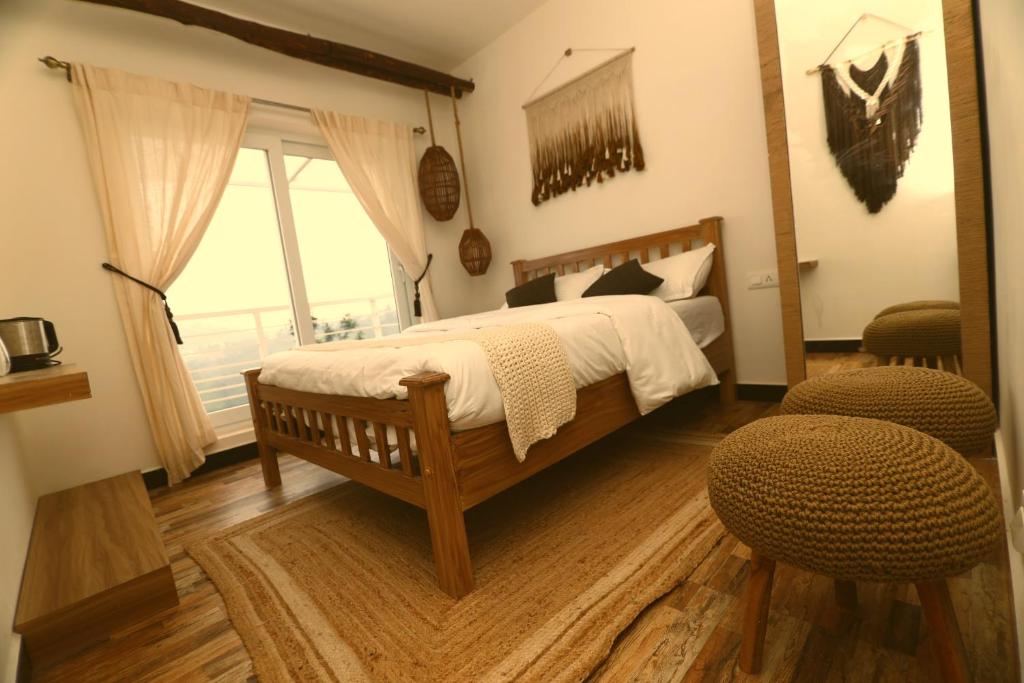 乔奥诺奥尔KACHINS Homes的一间卧室设有一张床和一个大窗户