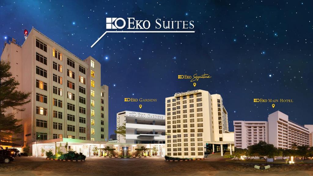 拉各斯Eko Hotel Suites的夜幕 ⁇ 染城市的建筑