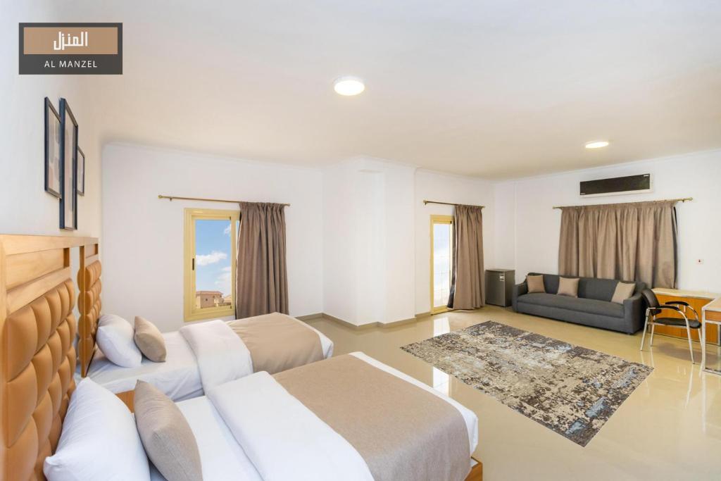 十月六日城Al Manzel Sheikh Zayed的酒店客房,设有两张床和一张沙发
