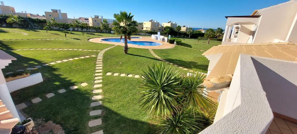 阿尔布费拉Baia Village - Praia do Castelo - Galé - Albufeira的享有庭院的空中景致,设有游泳池