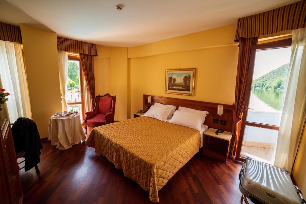 皮耶迪卢科米拉拉戈酒店的酒店客房设有一张床和一个大窗户