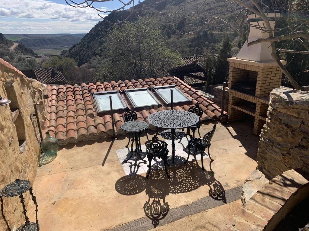 帕托内斯Patones de Arriba的山景庭院设有2张桌子