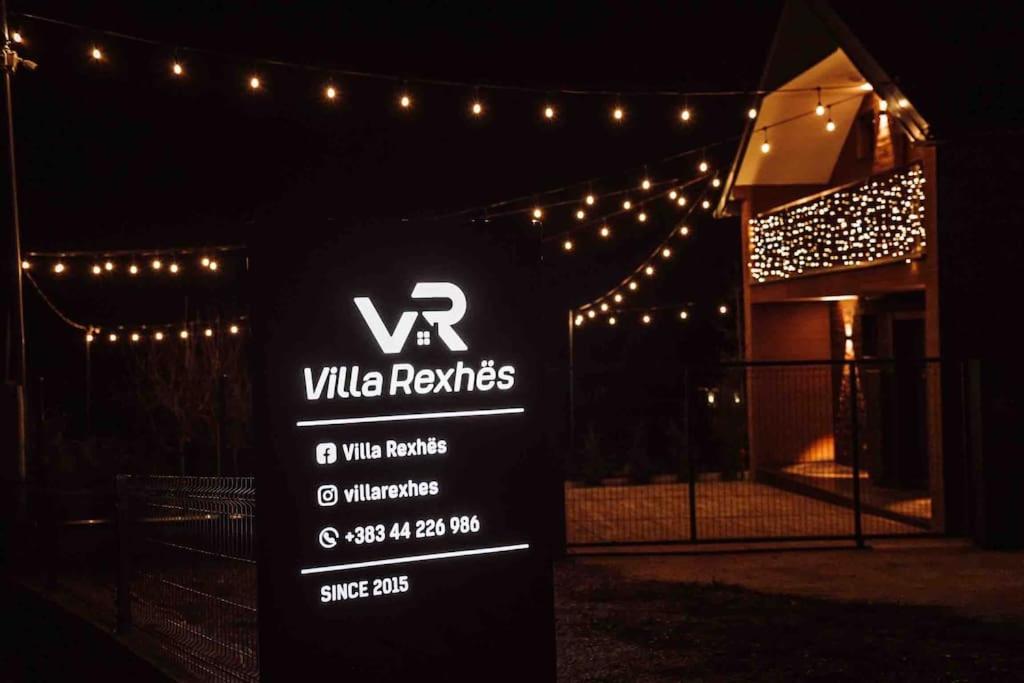 乌罗舍瓦茨Villa Rexhes的灯在建筑物前的标志