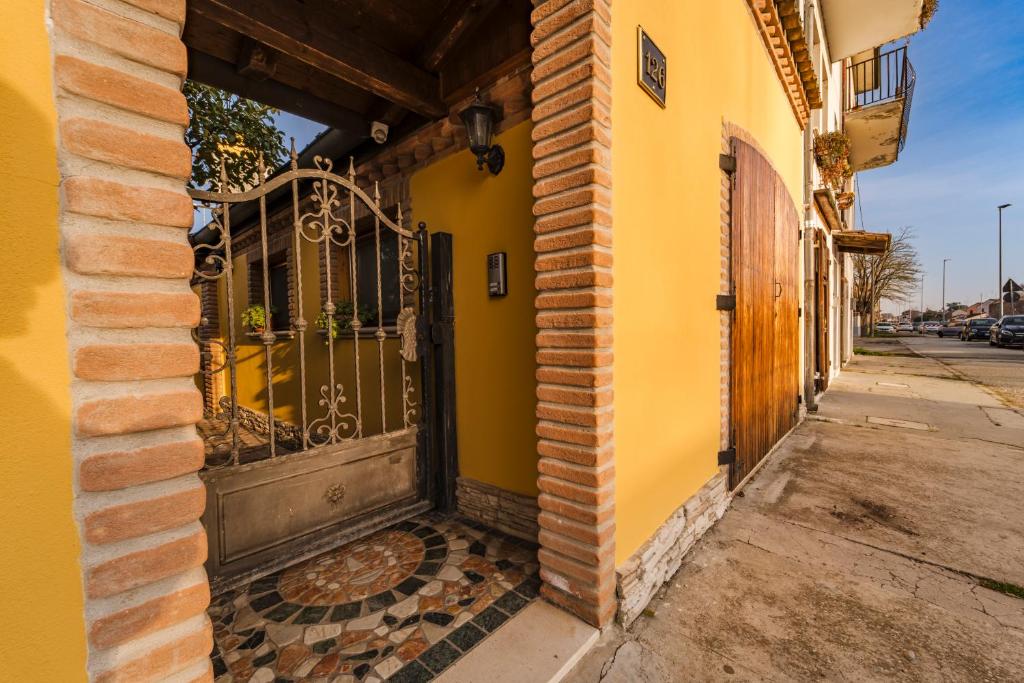 科马基奥La Loggia的街道上一座黄色的建筑,有门