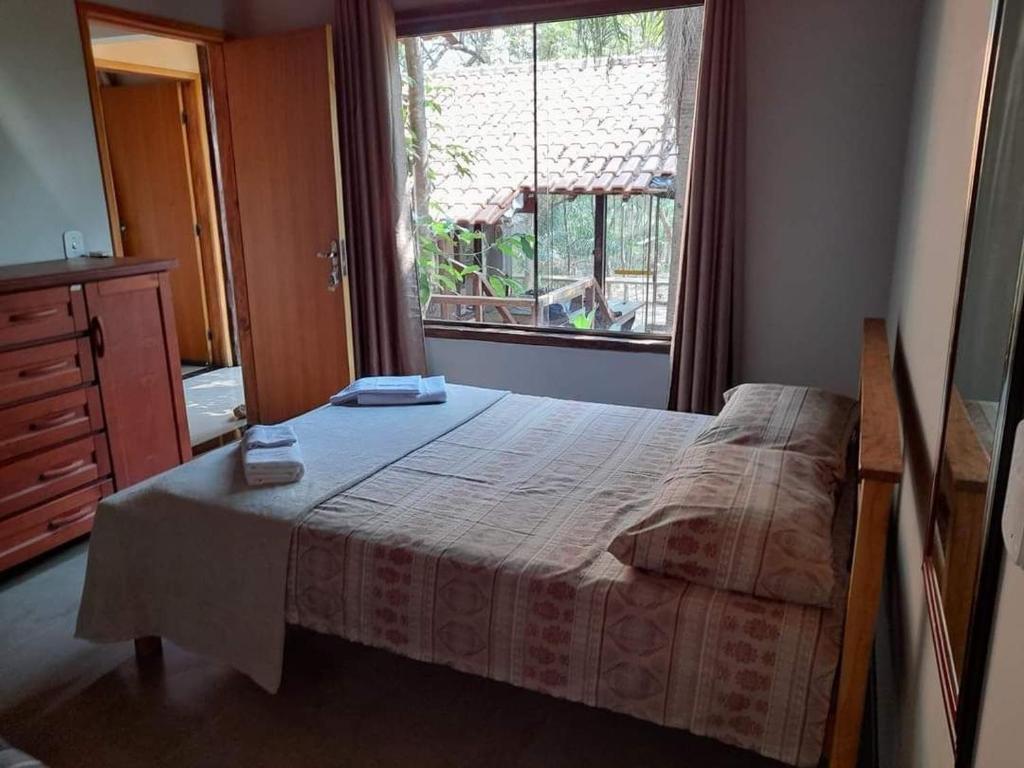博尼图Casa Rustica Dubanza的一间卧室设有一张大床和一个窗户。