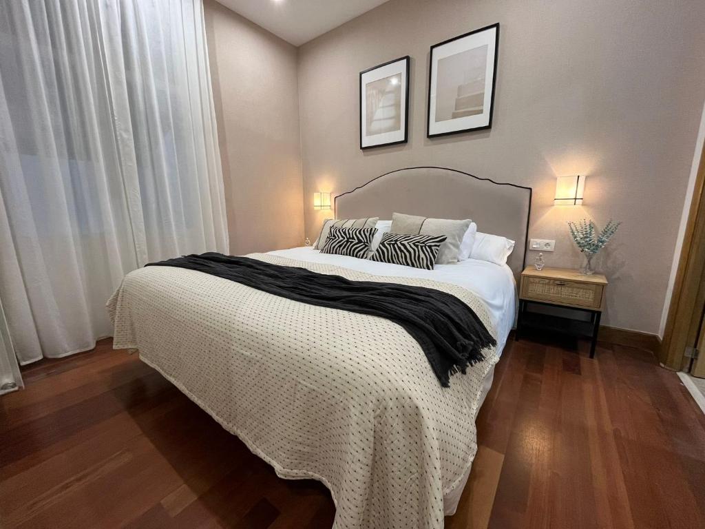 毕尔巴鄂Old Town Core next to Plaza Nueva的卧室配有一张带两个枕头的大白色床