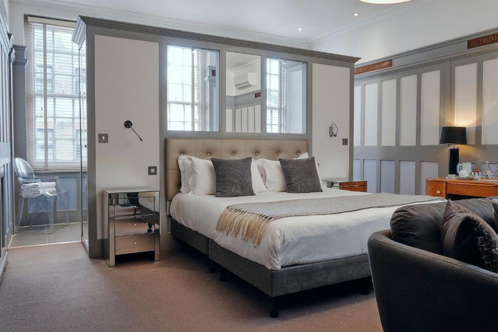伦敦斯托克纽因顿玫瑰和皇冠旅馆的一间卧室配有一张大床和一张沙发