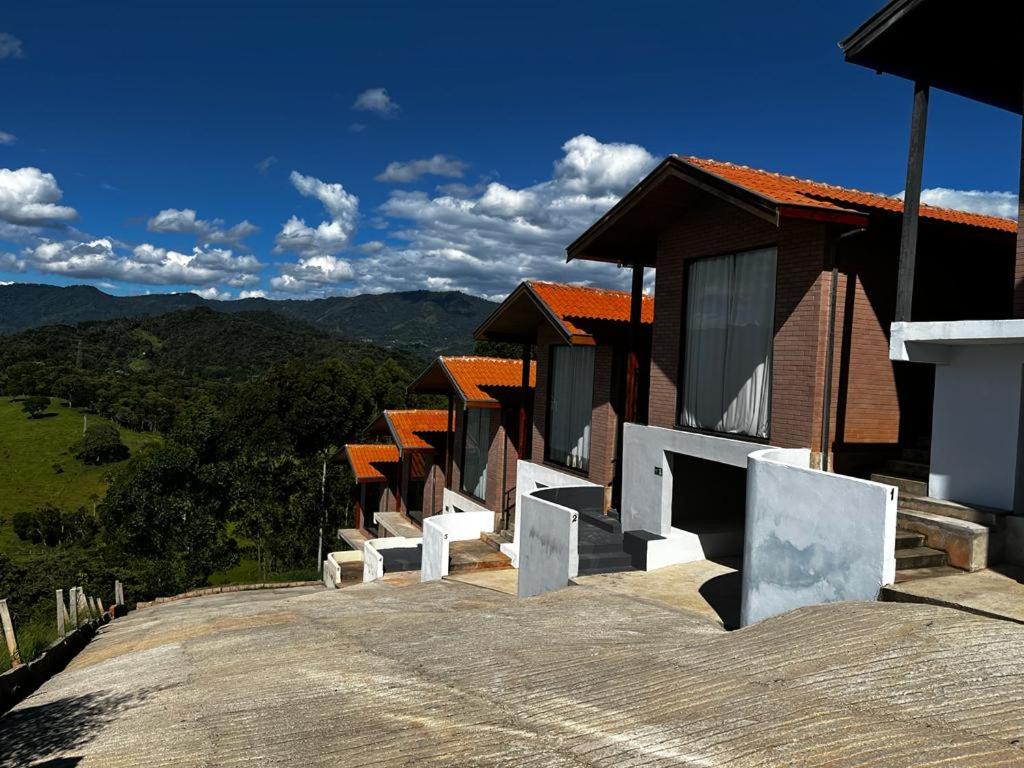 圣安东尼奥-杜皮尼亚尔Chalé Estância da Pinha seu Refúgio na Montanha的路边的一排房子