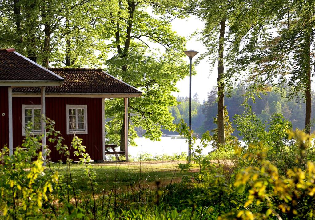 UrshultUrshult Camping的森林中间的一座红色小房子