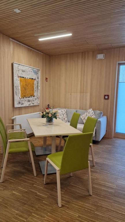 奥贝里德Barrierefreies Apartment Ursulinenhof的配有桌椅和沙发的房间