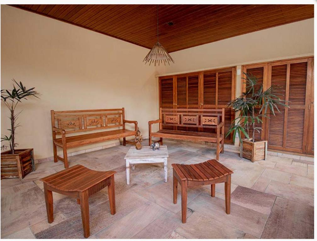 伊利亚贝拉Beira mar Flat 2-209的客厅设有木长椅和桌子