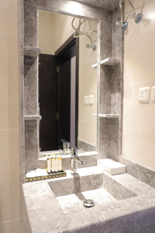 塔伊夫HOLIDAy فاملي الطائف的一间带水槽和大镜子的浴室