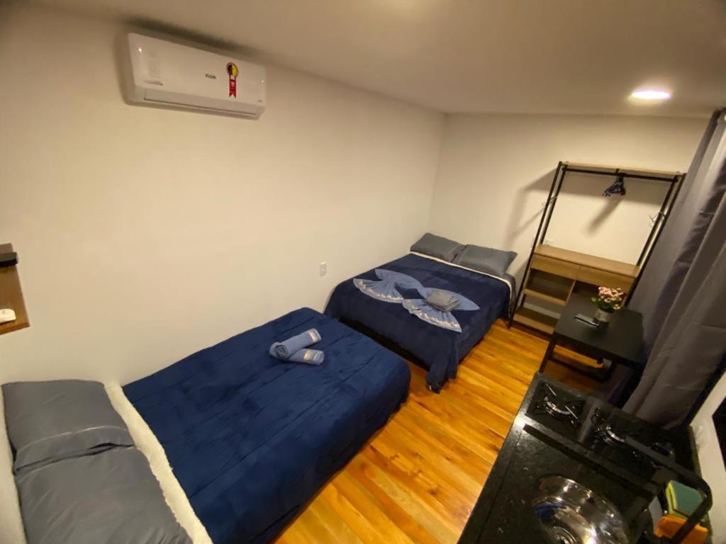 格拉玛多Cabanas Loft Paraíso的一间设有两张床和空调的房间
