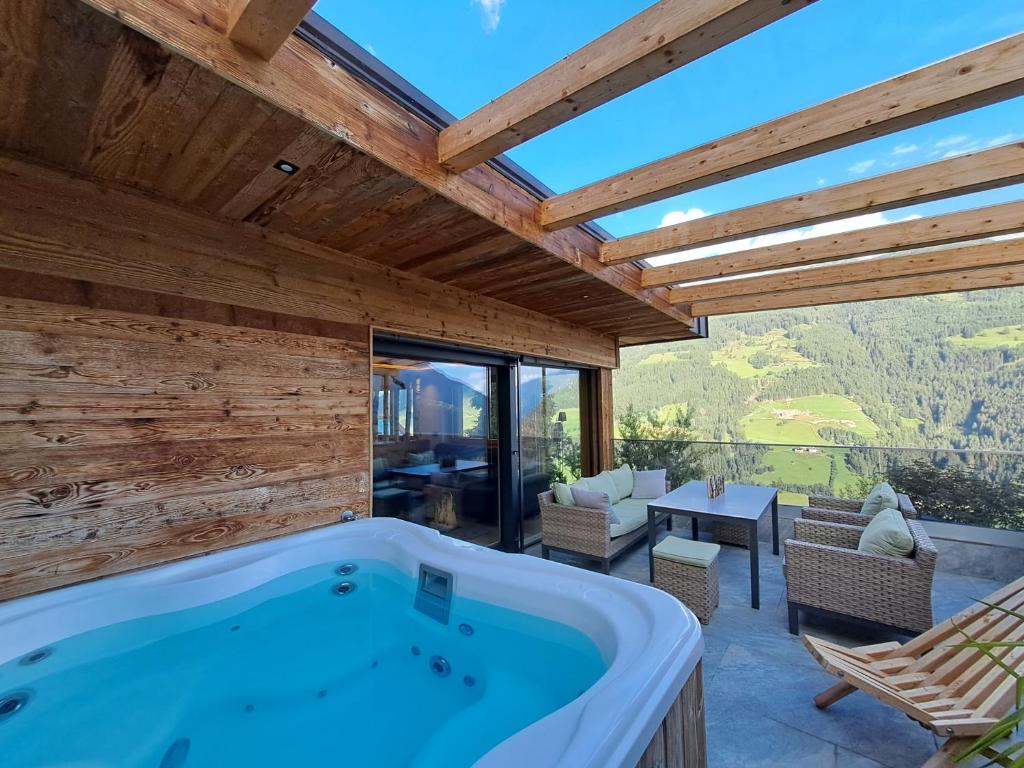 卢塔戈Nature luxury Chalet INSToul的一座带热水浴池的室外游泳池