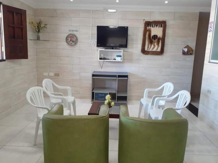 累西腓Sonho dos golfinhos的客厅配有白色椅子和电视