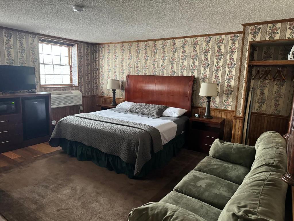 FennimoreFenway House Hotel的一间卧室配有一张床和一张沙发