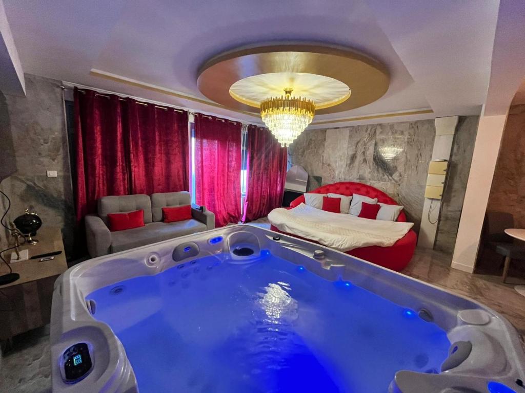 鲁昂Golden Love - Jacuzzi的配有床的房间设有浴缸