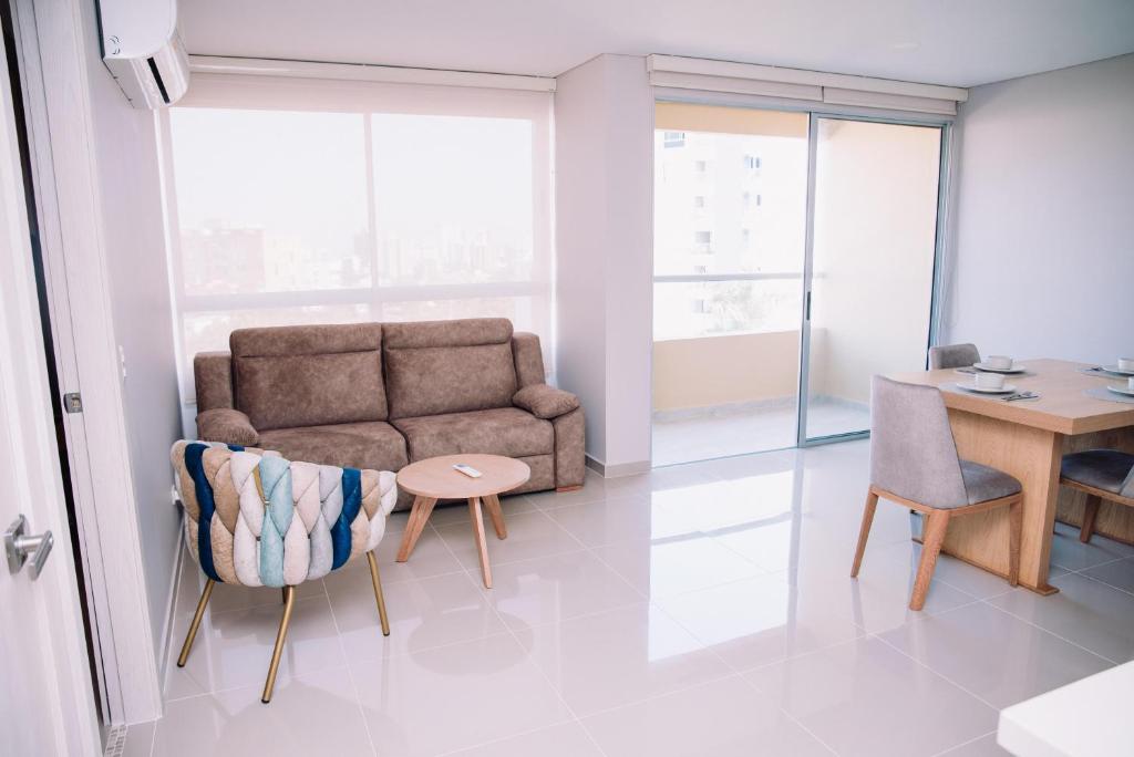 巴兰基亚Apartaestudio Luxur en Barranquilla的客厅配有沙发和桌子