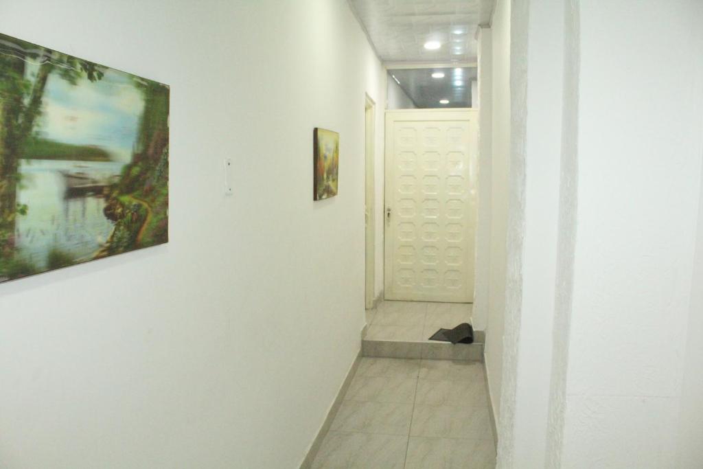 基布多APARTAMENTO CESAR CONTO的墙上有两幅画作的走廊和一扇门