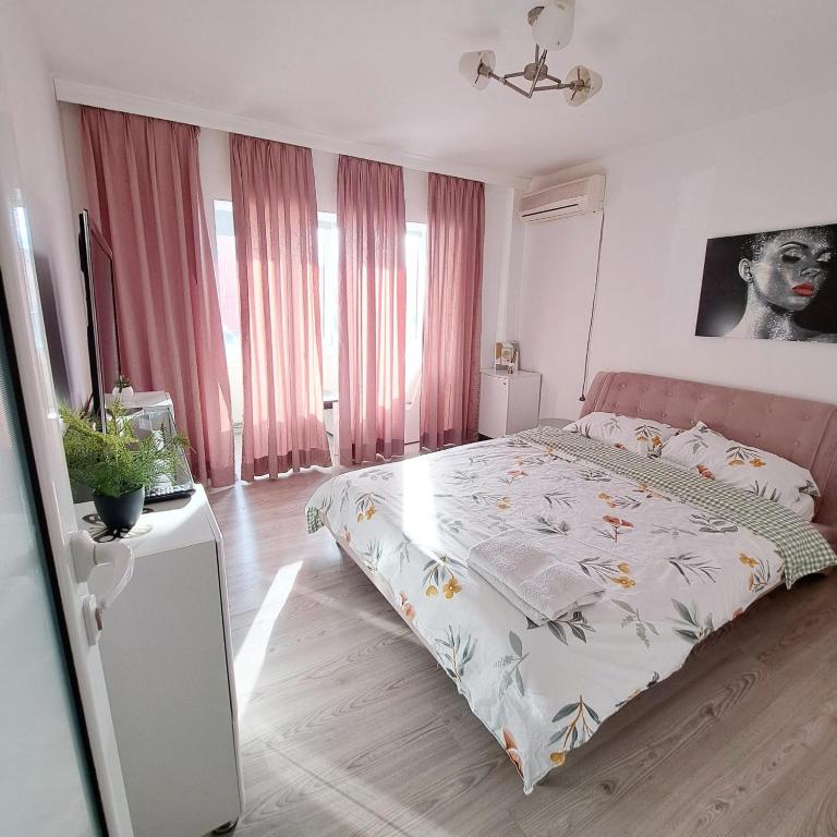 阿拉德Apartament Elegant - Zona Alfa的一间卧室配有一张带花卉床罩的床