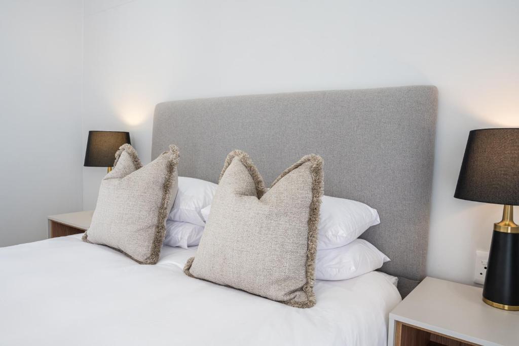 斯瓦科普蒙德Atlantis Luxury Suites 3/4的卧室配有白色的床和2个枕头